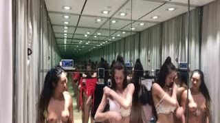 前凸后翘身材非常SEX的华裔留学生与美女闺蜜试衣间换多套内衣美女小蛮腰大翘臀扭来扭去太惹火