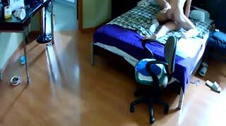 破解网络摄像头偷拍小伙晨运完回家和正在床上睡觉的媳妇来一炮
