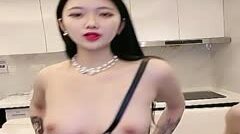 【独乳风骚_诺宝宝】这乳舞颜值无人能及，露脸大秀，爱笑的女孩挣钱容易，乳舞肉棒自慰，呻吟娇喘无法抗拒！