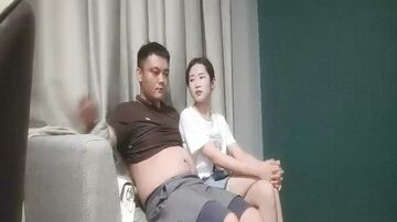 牛仔短裙妹子，沙发上操撩起裙子摸逼，翘起屁股后入抬起双腿抽插猛操