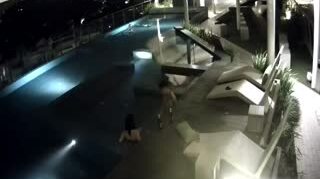 [香港]某酒店一对情侣~半夜睡不着叫~到顶楼的游泳池激烈爆操一波~