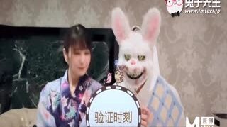 兔子先生初次見優奈就脫她衣服驗證胸型