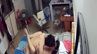 【偷拍】太缺德了,房东租房时见女孩漂亮竟提前在墙上装好针孔摄像头偷拍打炮