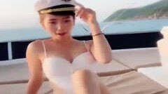 海上捕捉一个海军美女